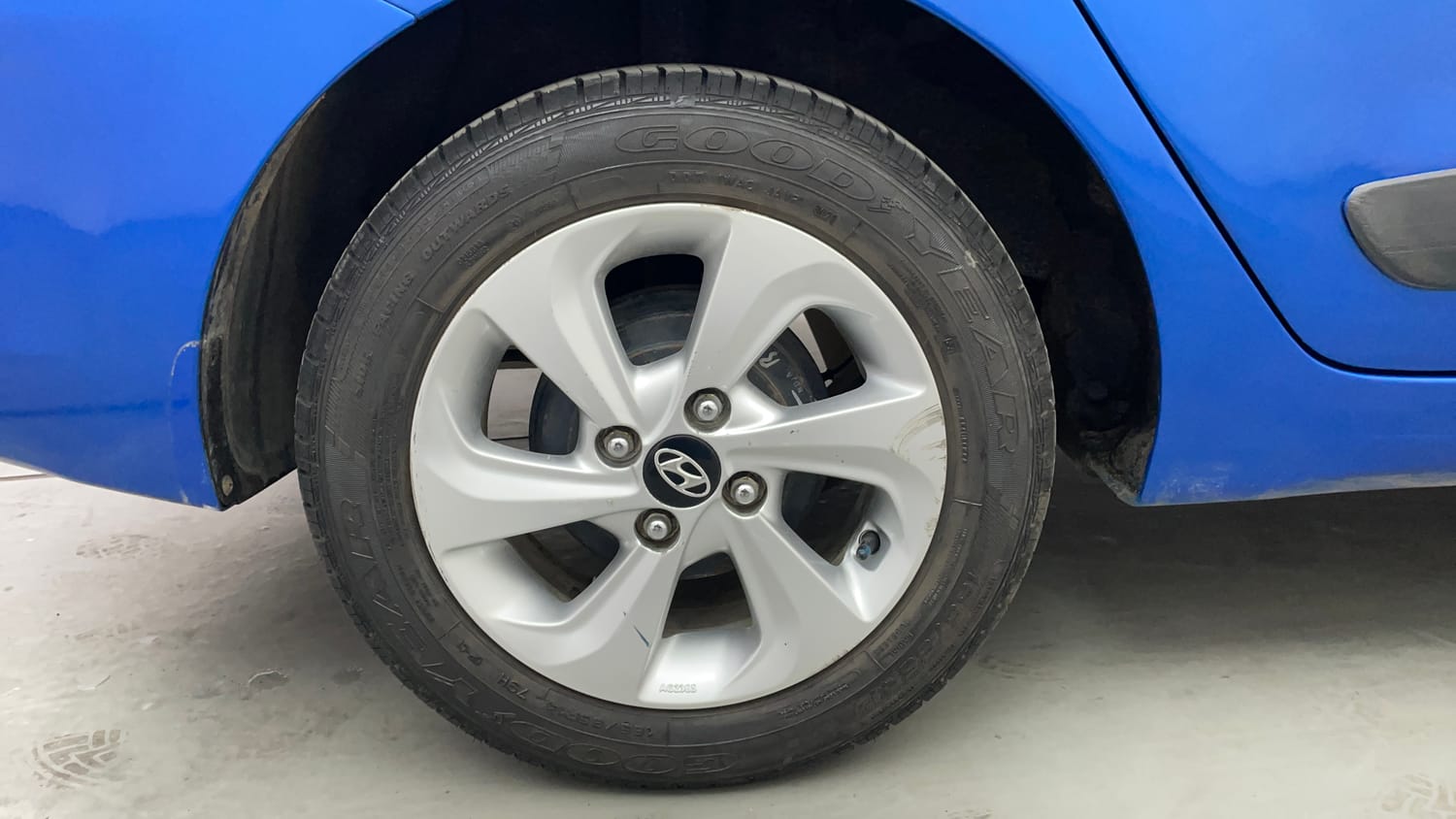 Used 2018 Hyundai Xcent SX Petrol Manual tyres RIGHT REAR TYRE RIM VIEW