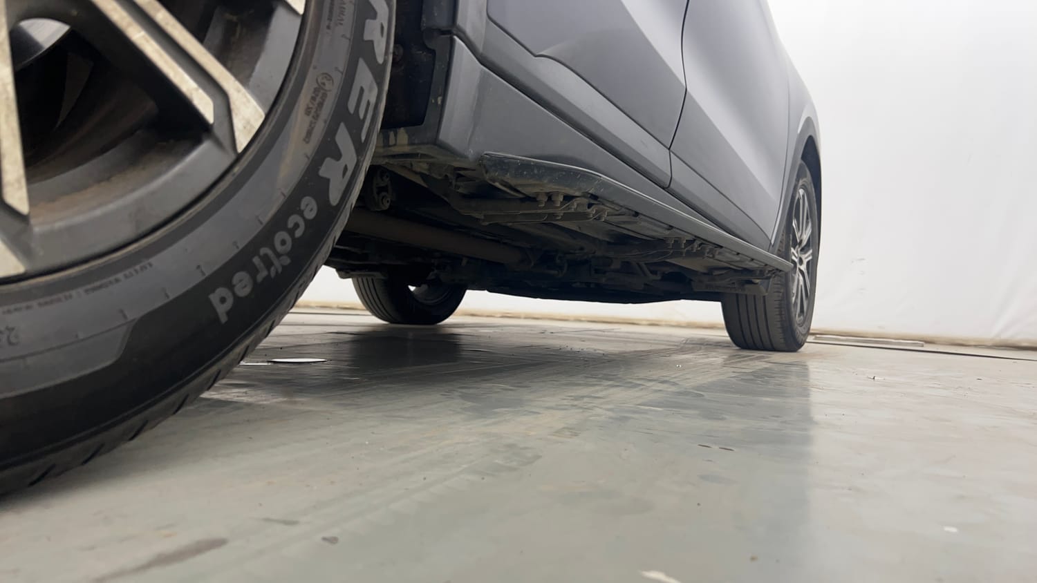 Used 2022 Mahindra XUV700 AX 7 Diesel AT AWD Luxury Pack 7 STR Diesel Automatic extra REAR RIGHT UNDERBODY VIEW