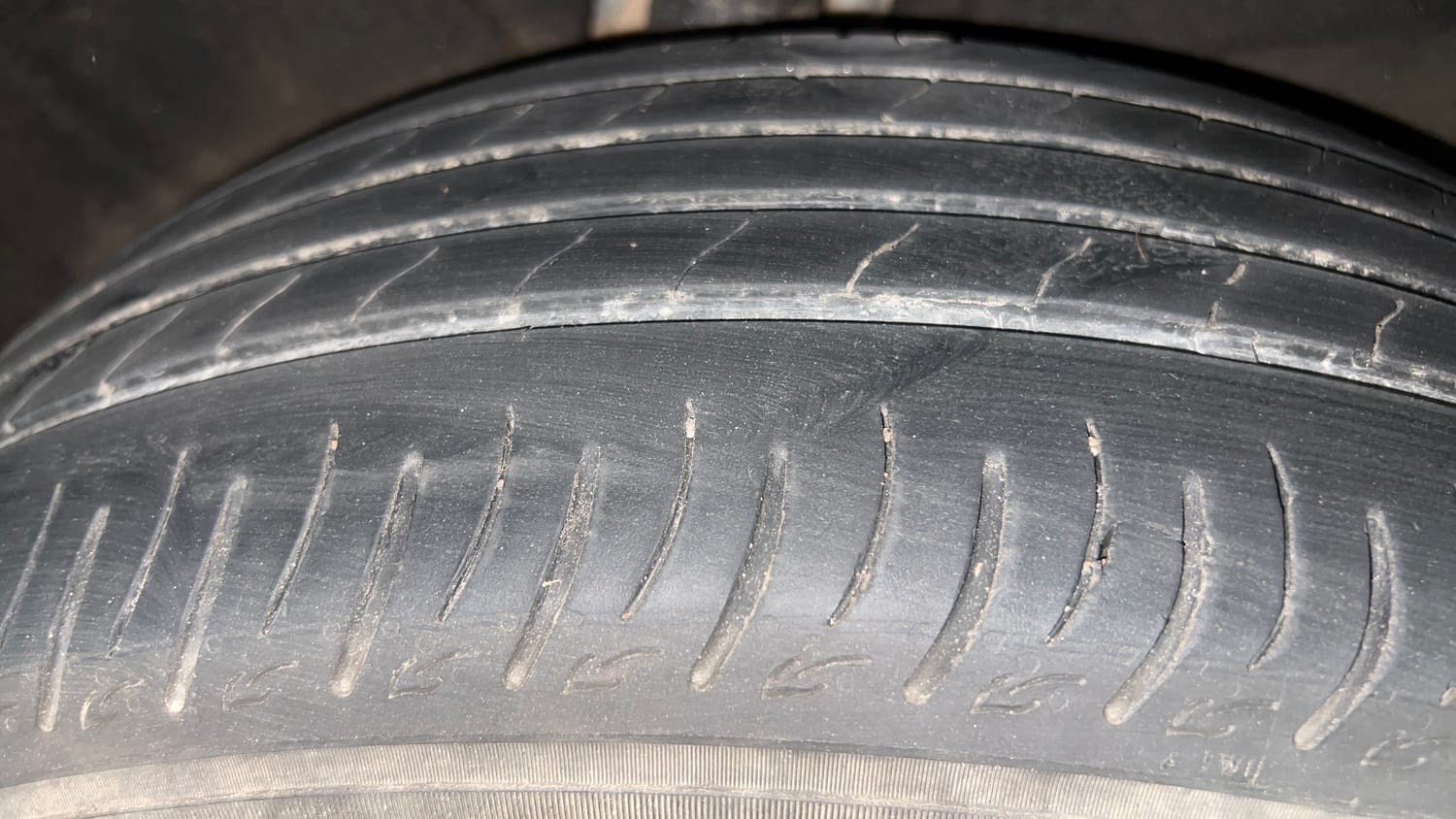 Used 2024 Mahindra XUV700 AX 7 Petrol AT 7 STR Petrol Automatic tyres RIGHT REAR TYRE TREAD VIEW