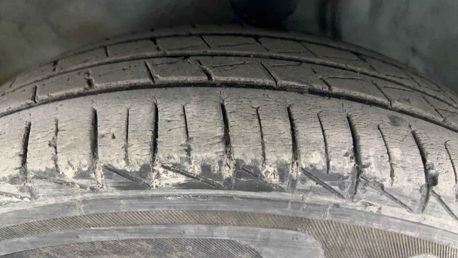 Used 2015 Maruti Suzuki Alto 800 Lxi Petrol Manual tyres LEFT FRONT TYRE TREAD VIEW
