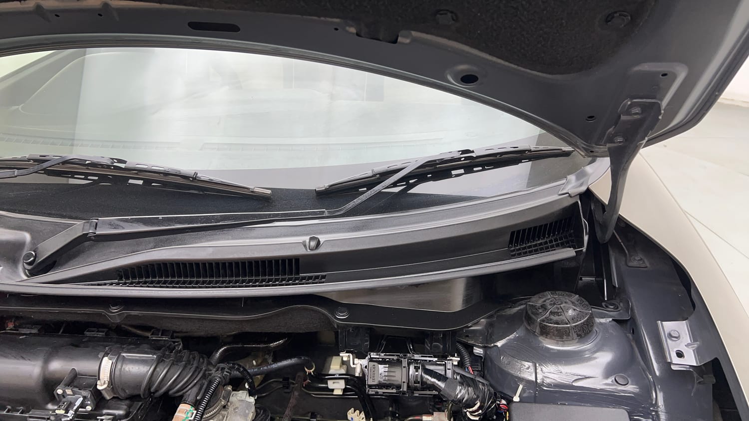 Used 2022 Maruti Suzuki Dzire VXi Petrol Manual engine ENGINE LEFT SIDE HINGE & APRON VIEW