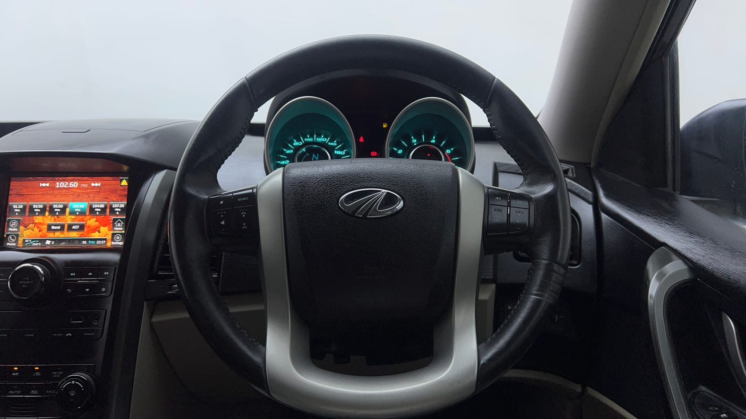 Used 2018 Mahindra XUV500 W9 Diesel Manual interior STEERING VIEW