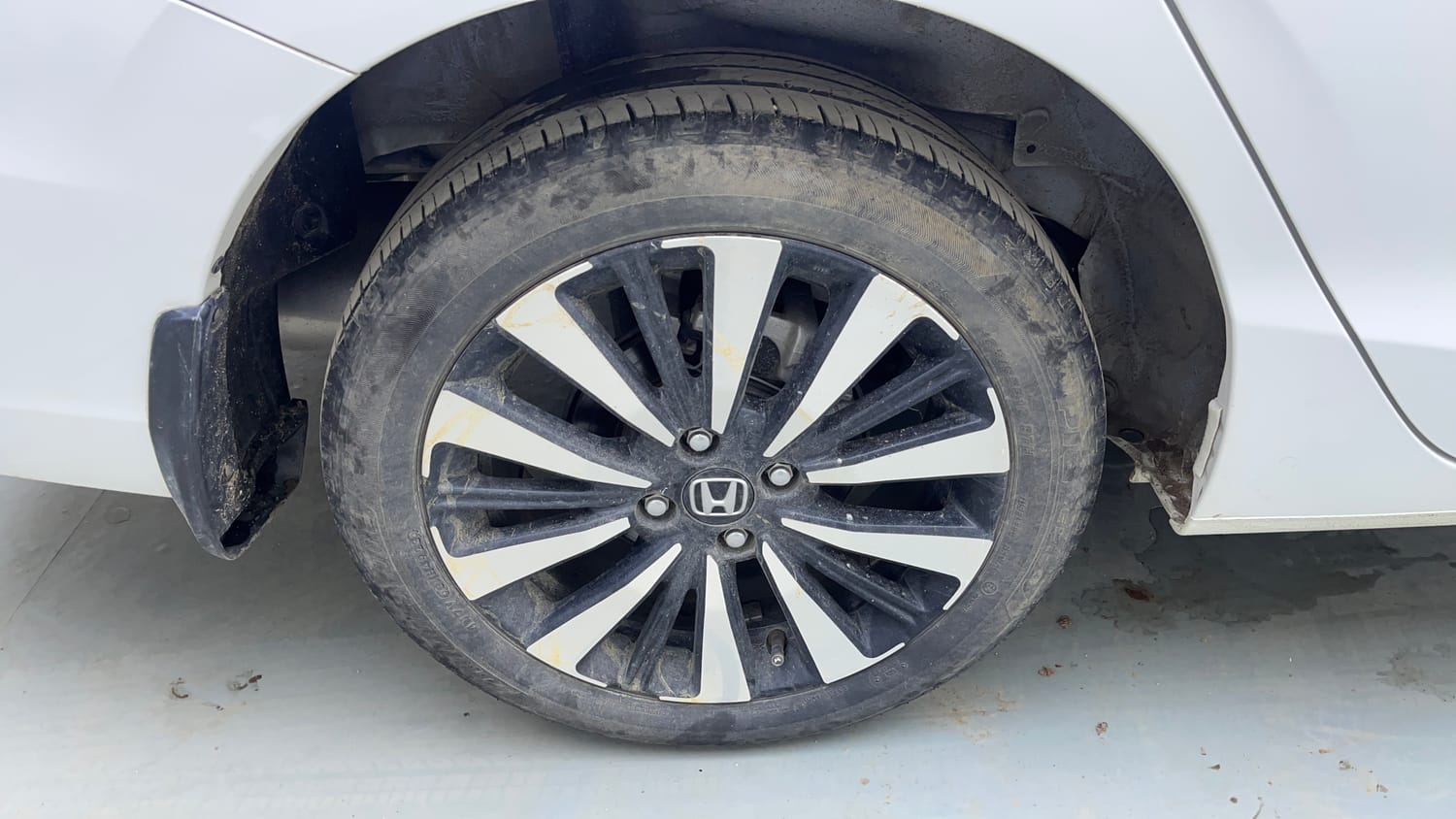 Used 2024 Honda City ZX Petrol CVT Hybrid Automatic tyres RIGHT REAR TYRE RIM VIEW