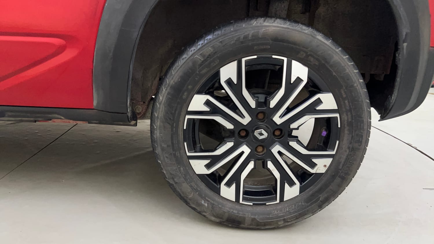 Used 2022 Renault Kiger RXT (O) MT Dual Tone Petrol Manual tyres LEFT REAR TYRE RIM VIEW