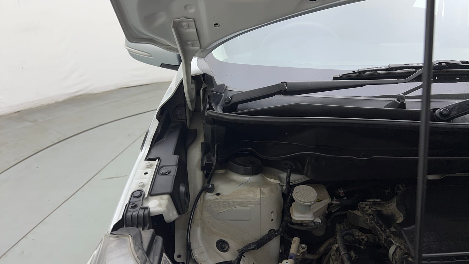 Used 2026 Maruti Suzuki XL6 Zeta MT Petrol Petrol Manual engine ENGINE RIGHT SIDE HINGE & APRON VIEW