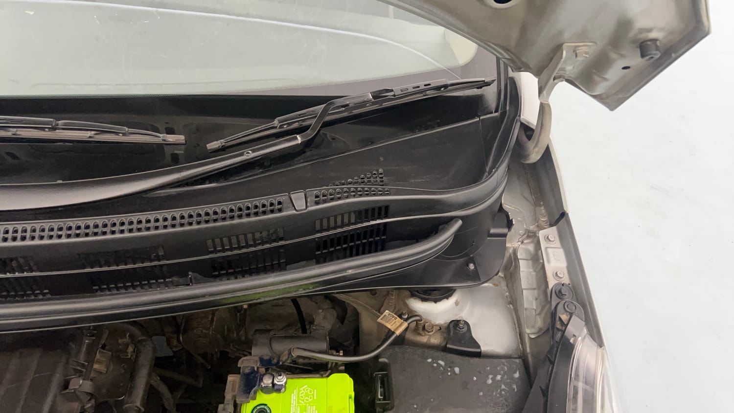 Used 2019 Hyundai Xcent SX Petrol Manual engine ENGINE LEFT SIDE HINGE & APRON VIEW