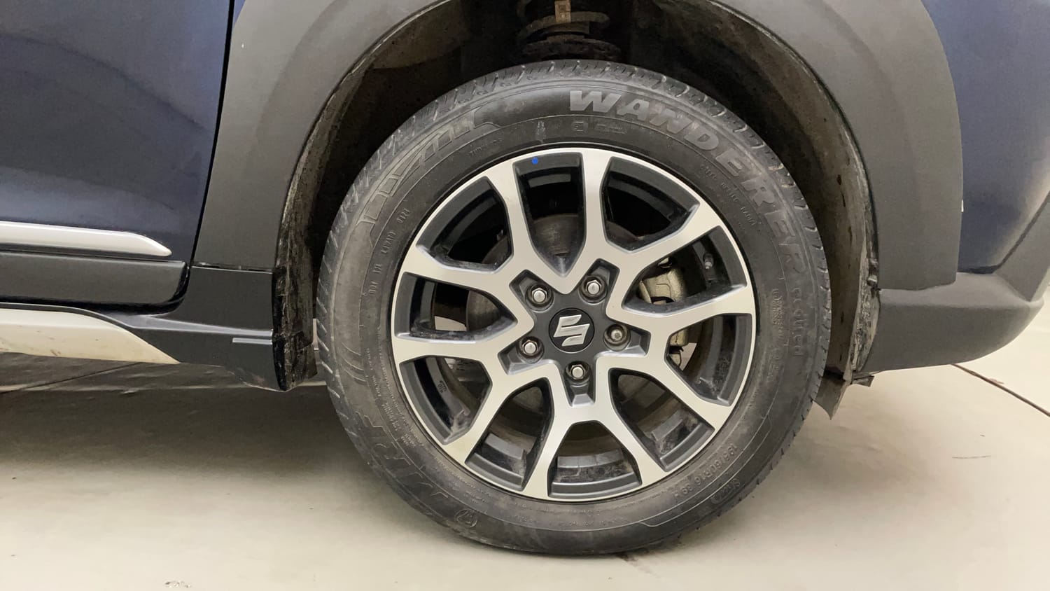 Used 2024 Maruti Suzuki XL6 Zeta MT Petrol Petrol Manual tyres RIGHT FRONT TYRE RIM VIEW
