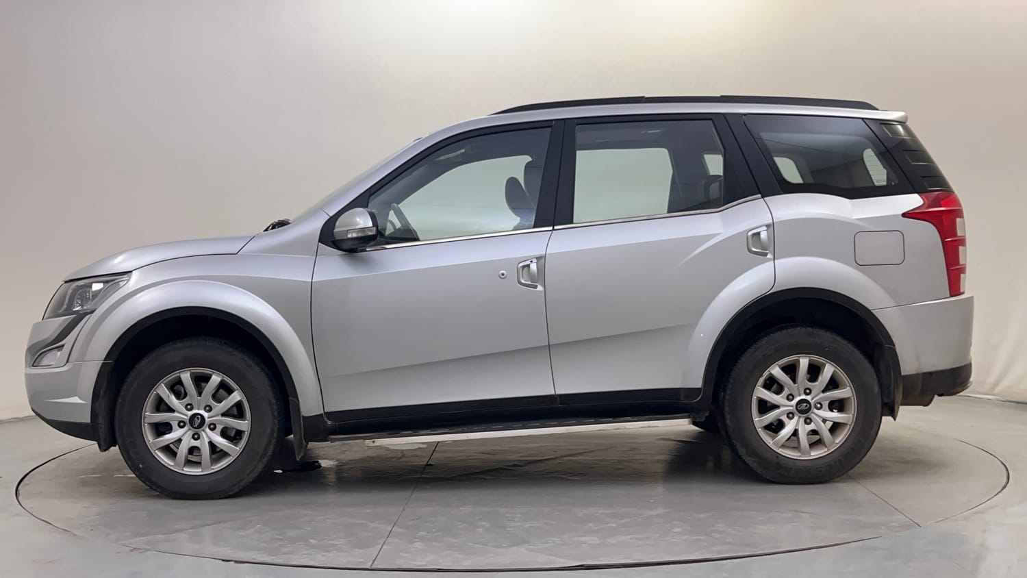 Used 2017 Mahindra XUV500 W10 Diesel Manual exterior LEFT SIDE VIEW