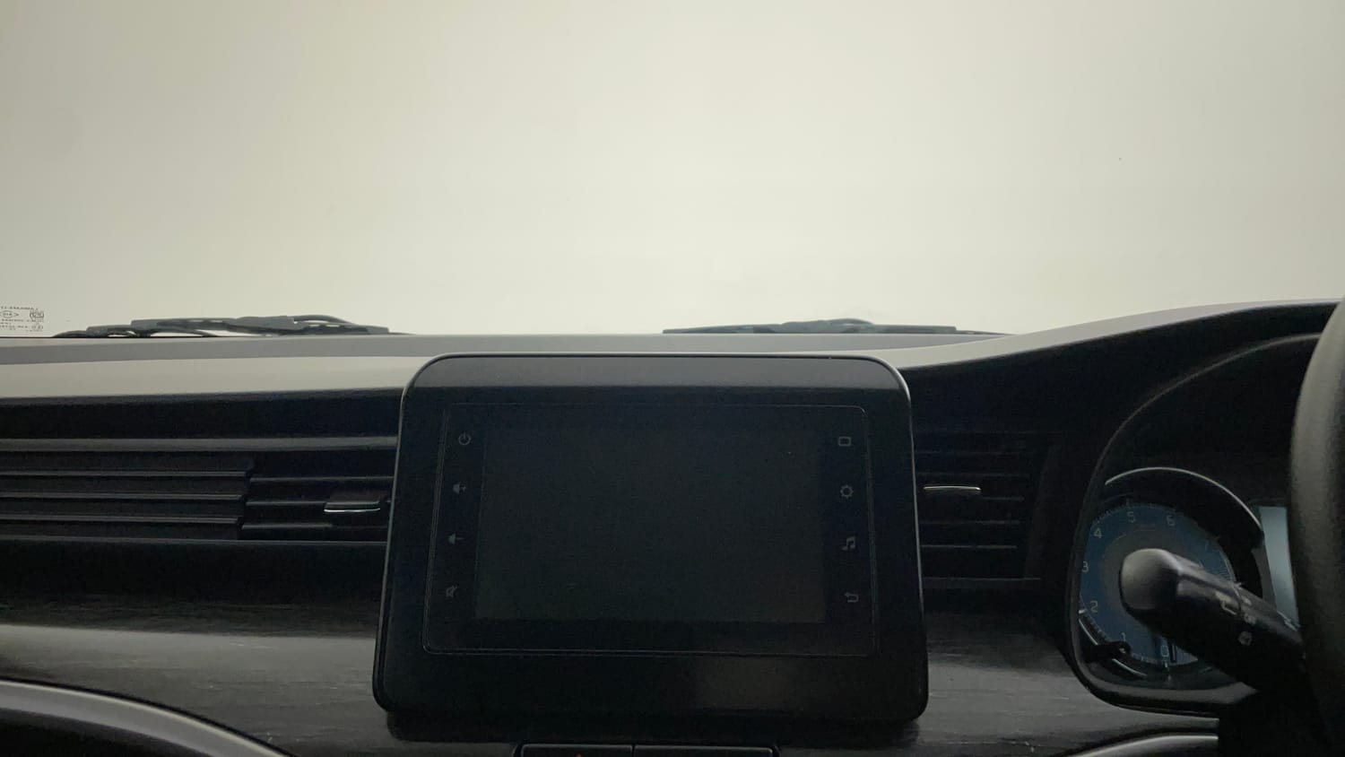 Used 2024 Maruti Suzuki XL6 Zeta MT Petrol Petrol Manual top_features Integrated (in-dash) music system