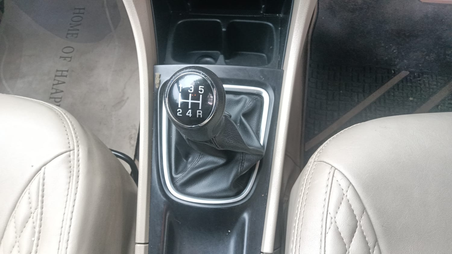 Used 2023 Maruti Suzuki Ciaz Zeta 1.5 Petrol Manual interior GEAR  KNOB VIEW
