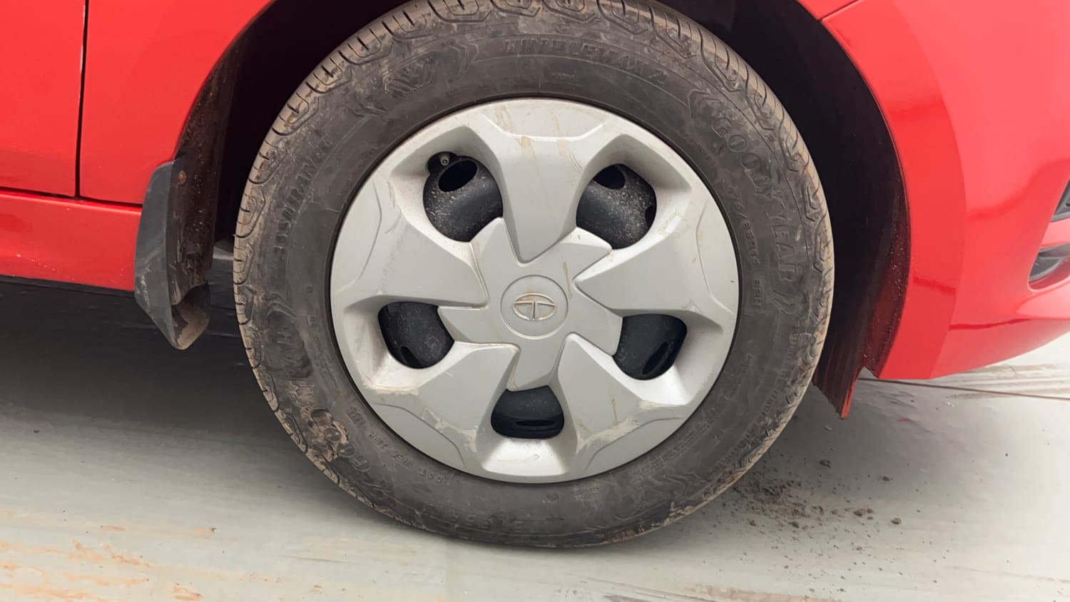 Used 2022 Tata Tiago XTA Petrol Automatic tyres RIGHT FRONT TYRE RIM VIEW