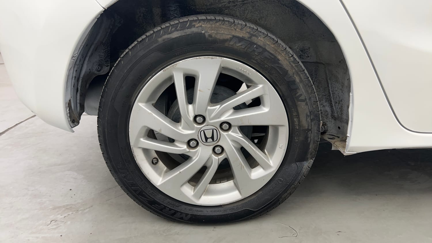 Used 2016 Honda Jazz V AT Petrol Petrol Automatic tyres RIGHT REAR TYRE RIM VIEW