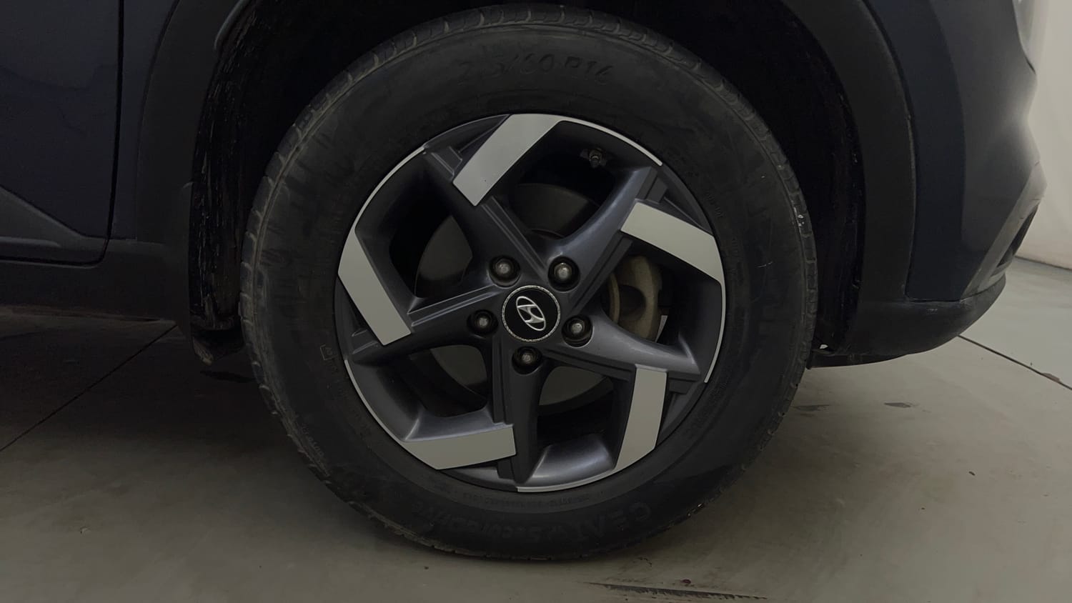 Used 2022 Hyundai Venue SX Plus 1.0 Turbo DCT Petrol Automatic tyres RIGHT FRONT TYRE RIM VIEW