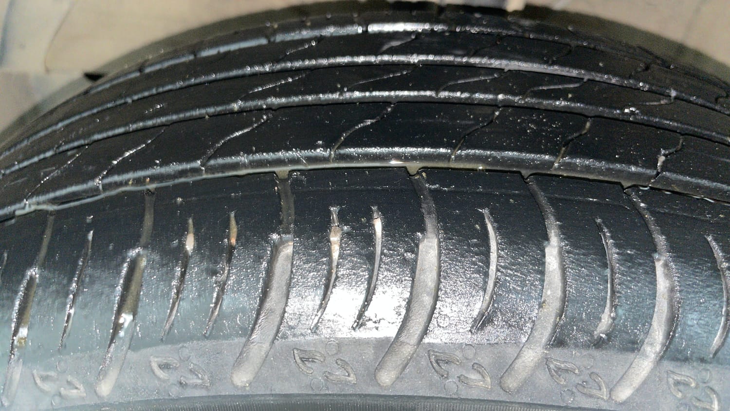 Used 2024 Maruti Suzuki Fronx Delta Plus 1.2L AGS Petrol Automatic tyres LEFT FRONT TYRE TREAD VIEW