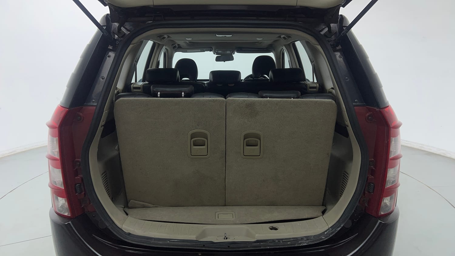 Used 2018 Mahindra XUV500 W9 Diesel Manual interior DICKY INSIDE VIEW