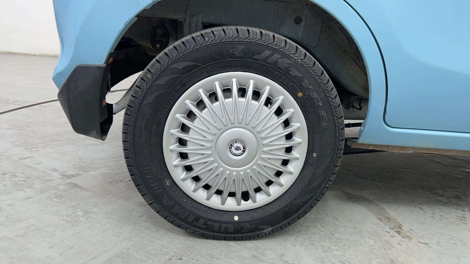 Used 2015 Maruti Suzuki Alto 800 Lxi Petrol Manual tyres RIGHT REAR TYRE RIM VIEW