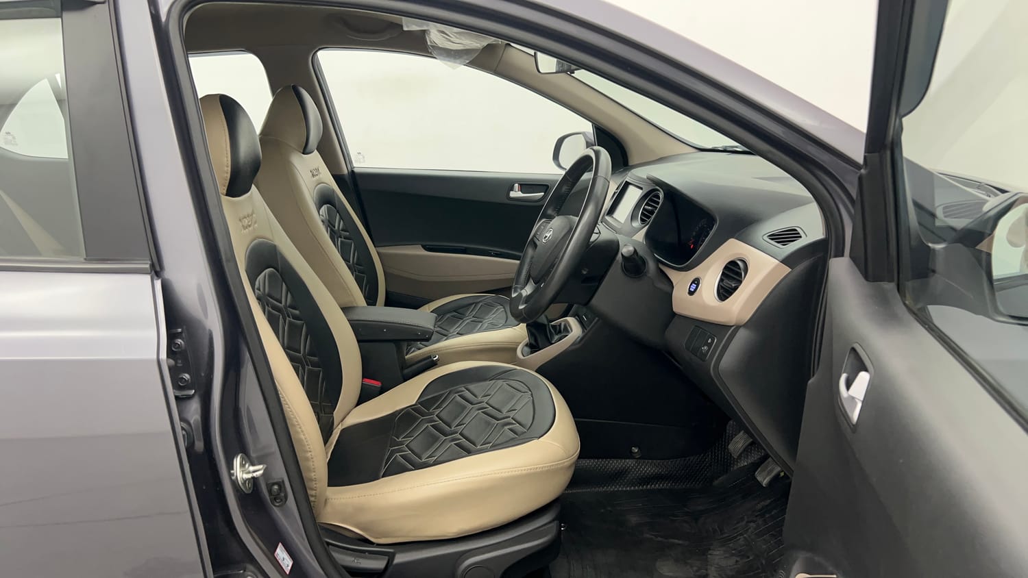 Used 2018 Hyundai Xcent SX (O) Petrol Manual interior RIGHT SIDE FRONT DOOR CABIN VIEW