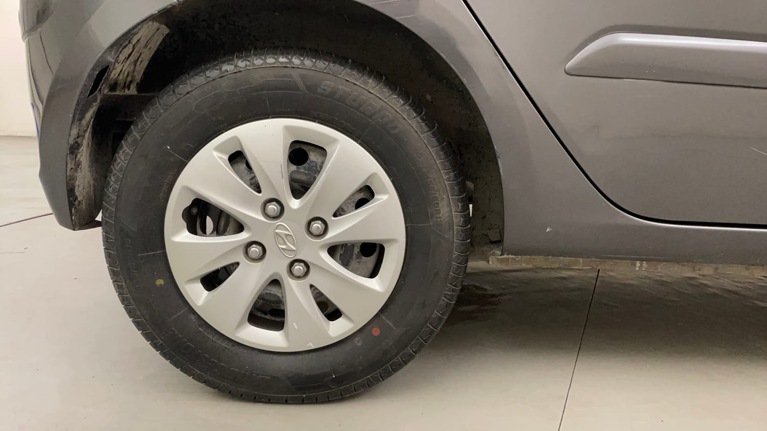 Used 2012 Hyundai i10 Sportz 1.2 AT Kappa2 Petrol Automatic tyres RIGHT REAR TYRE RIM VIEW