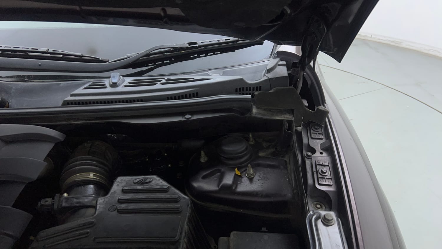 Used 2018 Mahindra XUV500 W9 Diesel Manual engine ENGINE LEFT SIDE HINGE & APRON VIEW