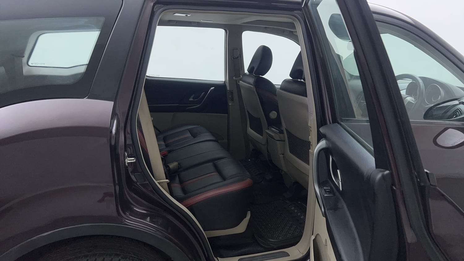 Used 2018 Mahindra XUV500 W9 Diesel Manual interior RIGHT SIDE REAR DOOR CABIN VIEW