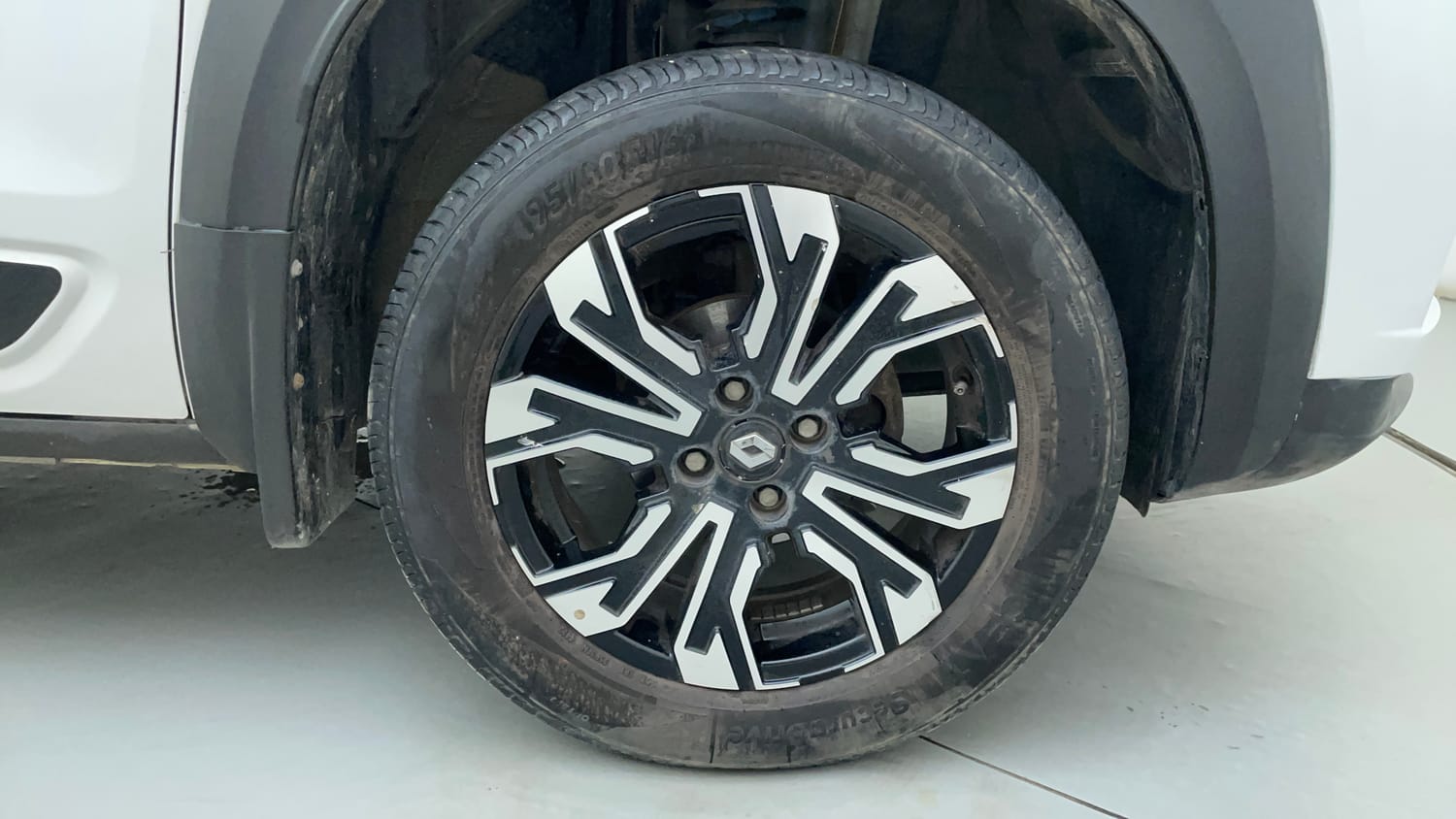 Used 2023 Renault Kiger RXZ AMT Petrol Automatic tyres RIGHT FRONT TYRE RIM VIEW