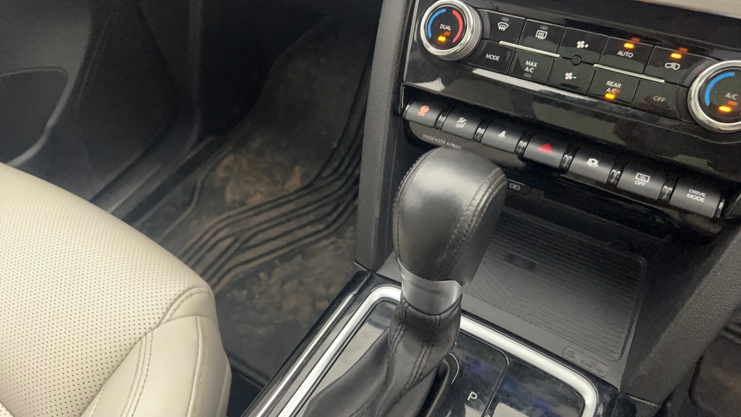 Used 2022 Mahindra XUV700 AX 7 Diesel AT AWD Luxury Pack 7 STR Diesel Automatic interior GEAR  KNOB VIEW