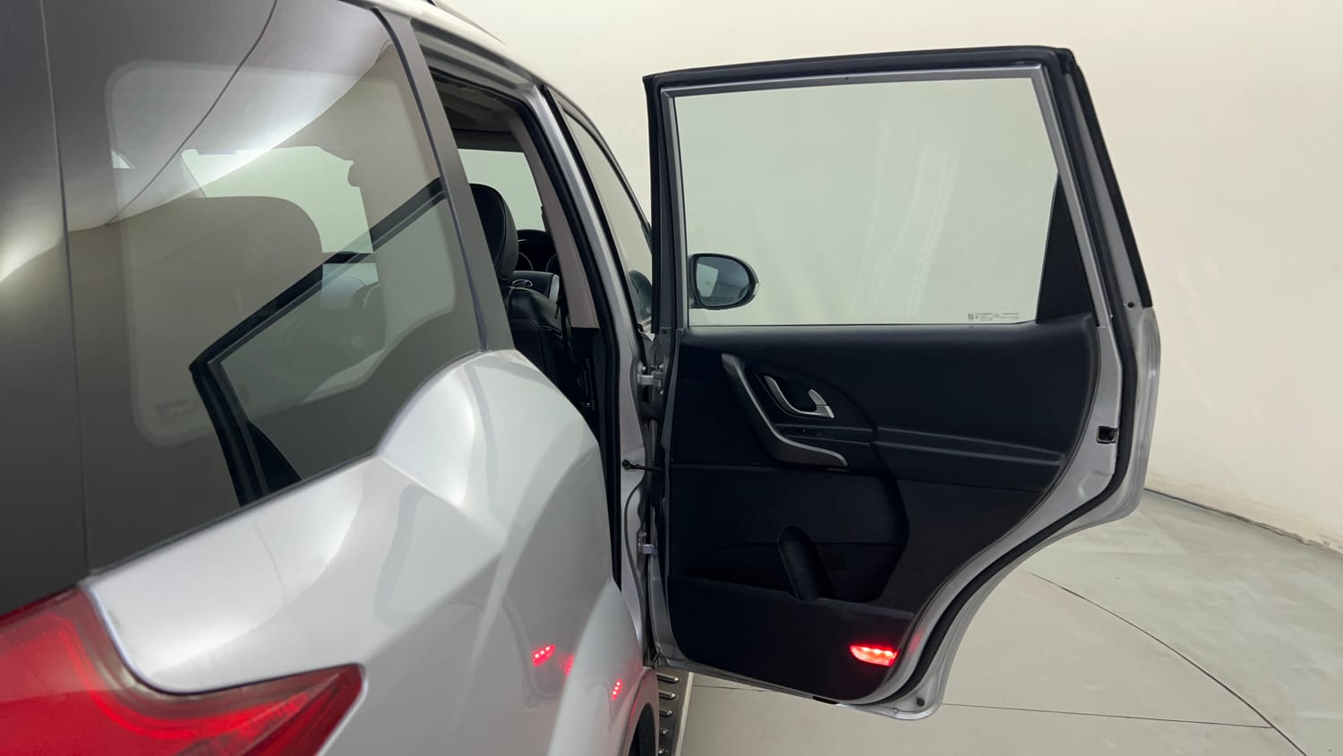 Used 2017 Mahindra XUV500 W10 Diesel Manual interior RIGHT REAR DOOR OPEN VIEW