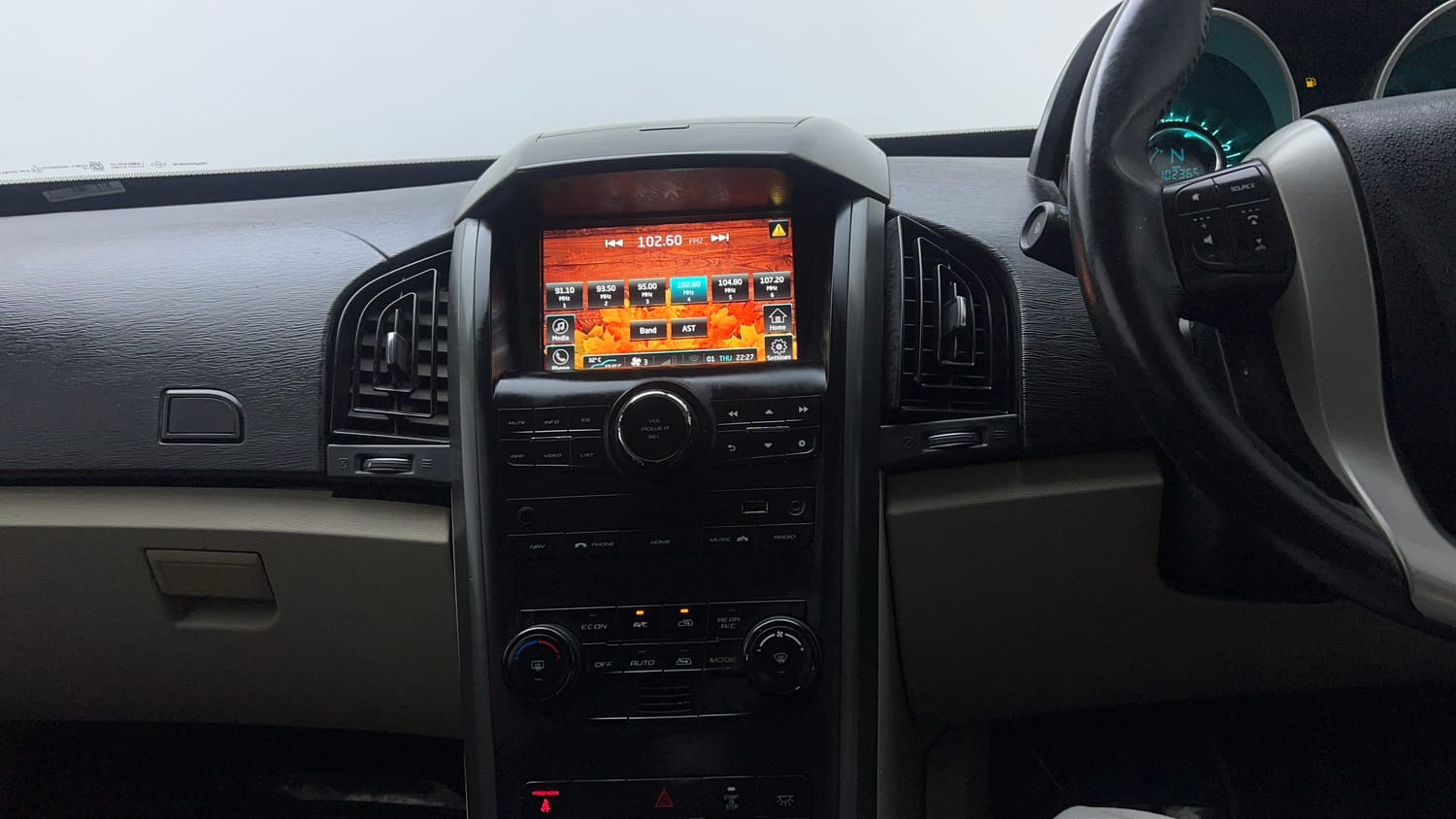 Used 2018 Mahindra XUV500 W9 Diesel Manual interior MUSIC SYSTEM & AC CONTROL VIEW