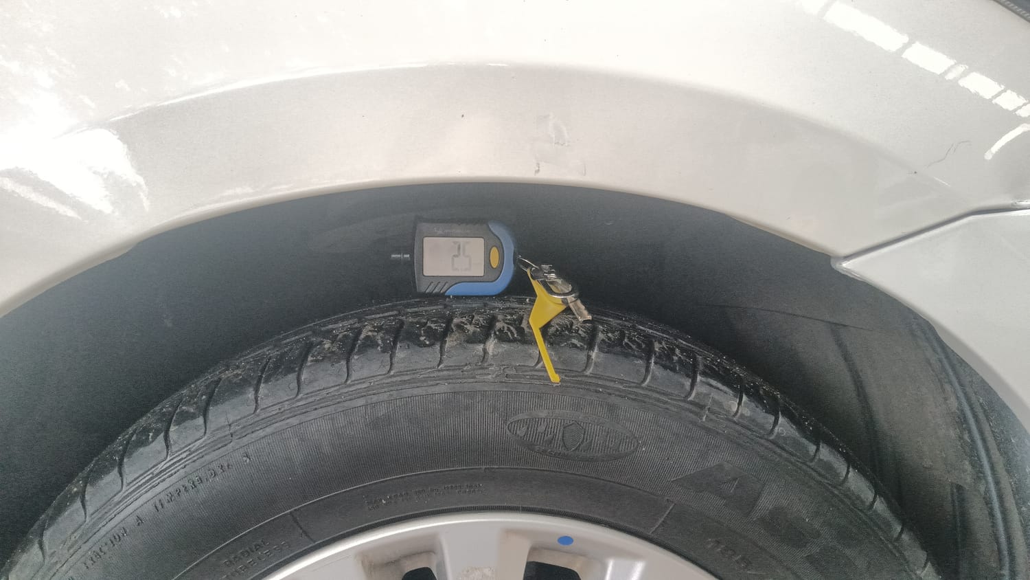 Used 2023 Maruti Suzuki Ciaz Zeta 1.5 Petrol Manual tyres RIGHT FRONT TYRE TREAD VIEW