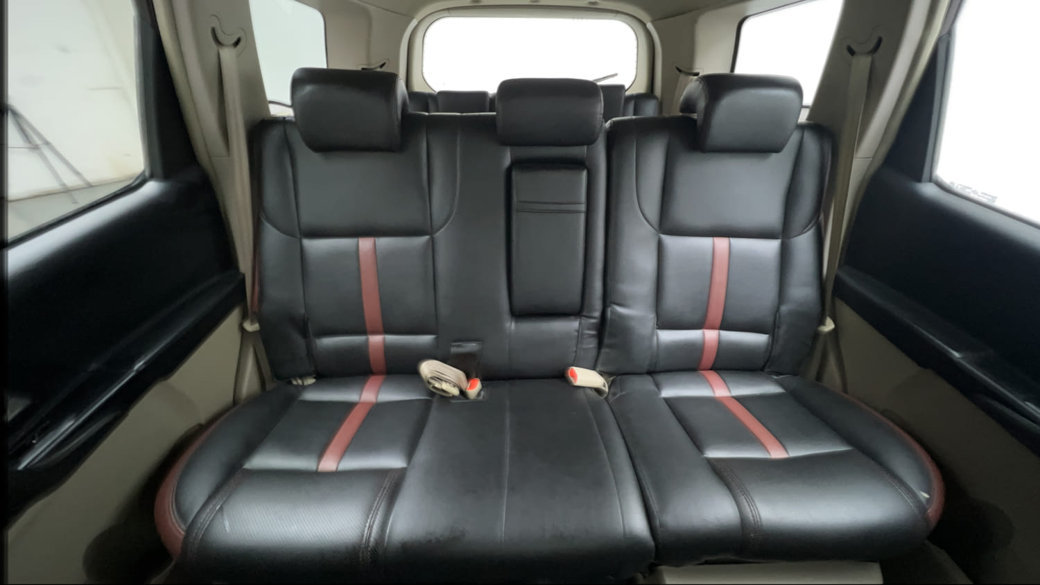 Used 2018 Mahindra XUV500 W9 Diesel Manual interior REAR SEAT CONDITION VIEW
