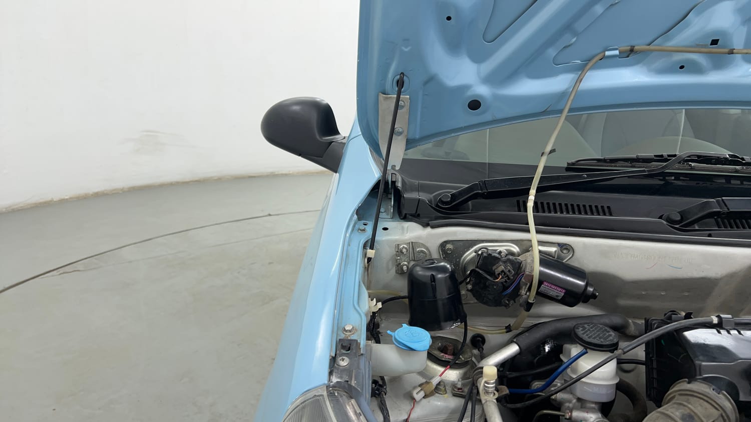 Used 2015 Maruti Suzuki Alto 800 Lxi Petrol Manual engine ENGINE RIGHT SIDE HINGE & APRON VIEW