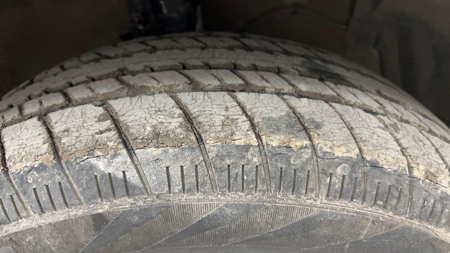 Used 2016 Maruti Suzuki Swift ZXi Petrol Manual tyres RIGHT FRONT TYRE TREAD VIEW