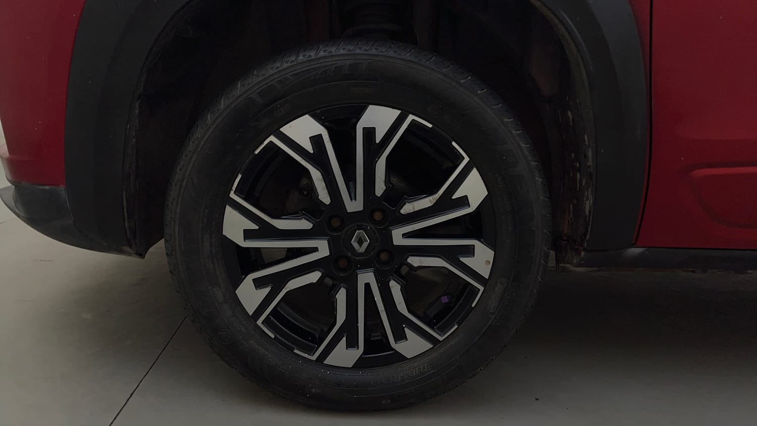 Used 2022 Renault Kiger RXT (O) MT Dual Tone Petrol Manual tyres LEFT FRONT TYRE RIM VIEW