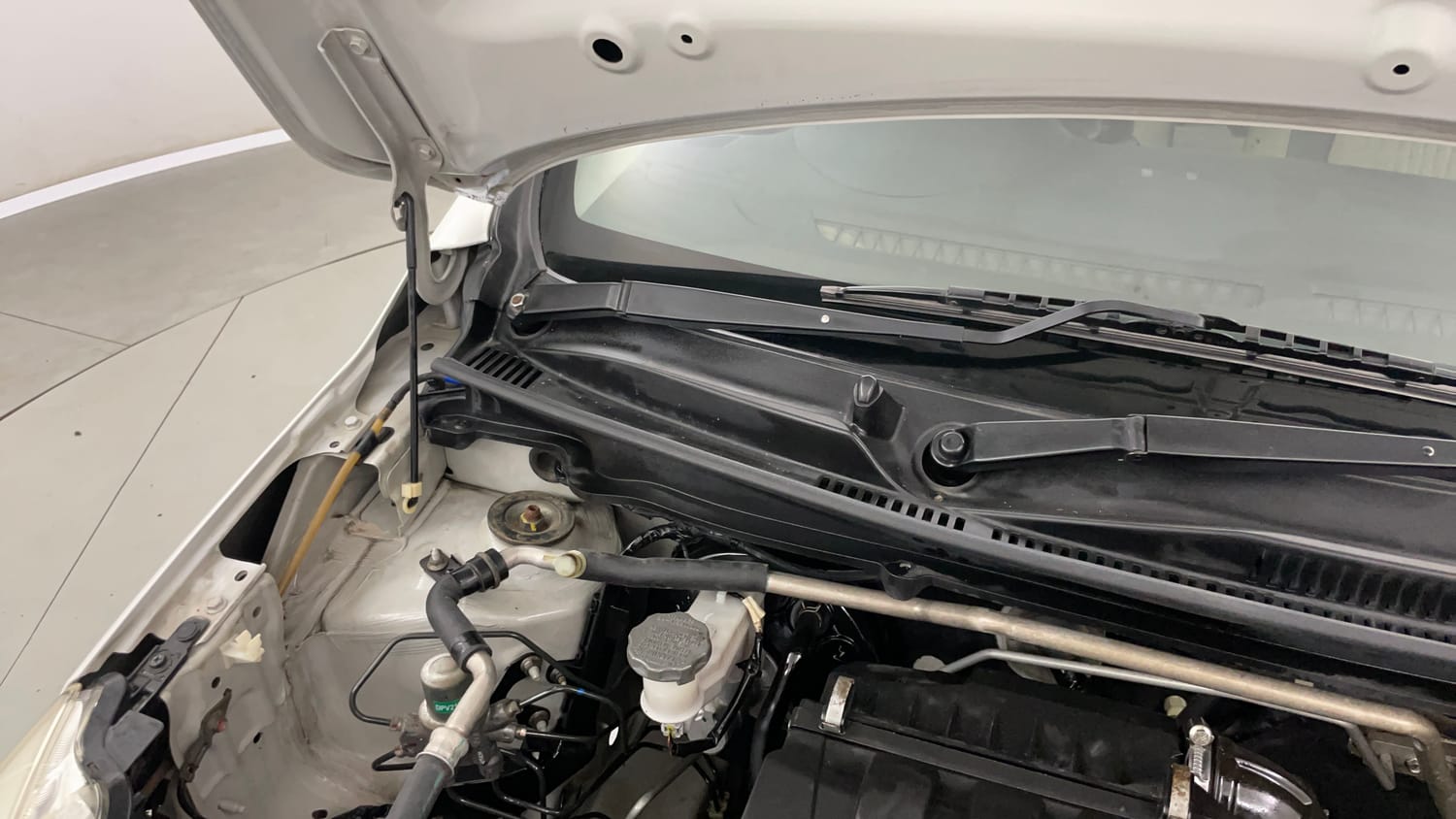 Used 2016 Maruti Suzuki Celerio VXi Petrol Manual engine ENGINE RIGHT SIDE HINGE & APRON VIEW
