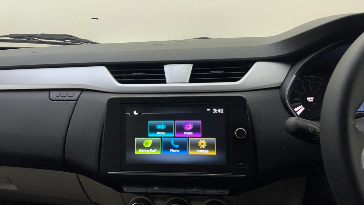 Used 2020 Renault Triber RXZ Petrol Manual top_features Touch screen infotainment system