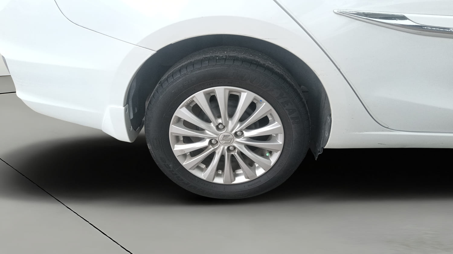 Used 2023 Maruti Suzuki Ciaz Zeta 1.5 Petrol Manual tyres RIGHT REAR TYRE RIM VIEW