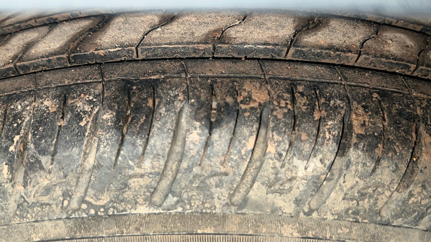 Used 2023 Kia Sonet GTX Plus 1.0 DCT Petrol Automatic tyres LEFT REAR TYRE TREAD VIEW