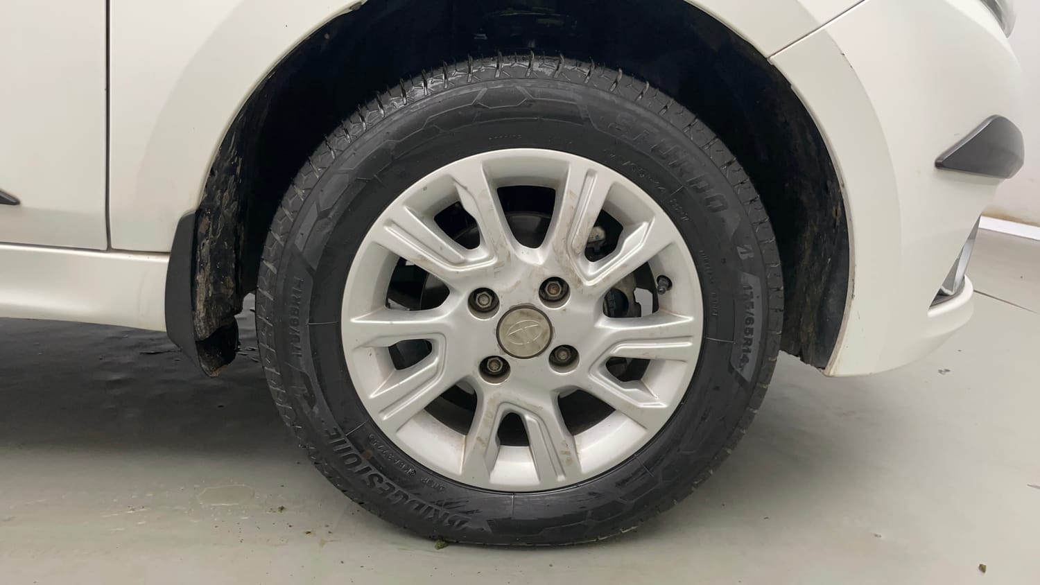 Used 2016 Tata Tiago Revotron XZ Petrol Manual tyres RIGHT FRONT TYRE RIM VIEW