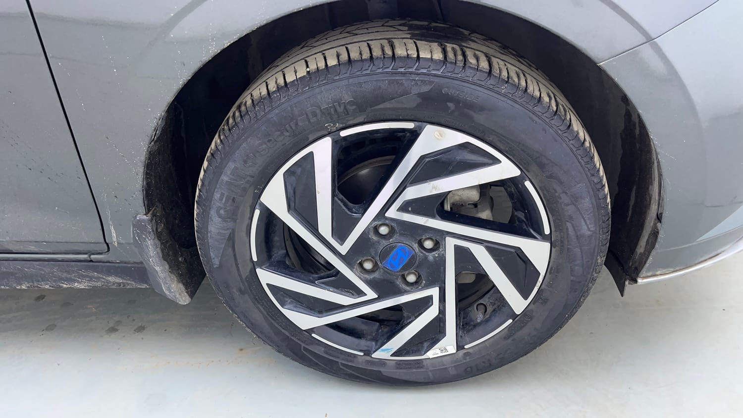 Used 2025 Hyundai New i20 Asta (O) 1.2 IVT Petrol Automatic tyres RIGHT FRONT TYRE RIM VIEW