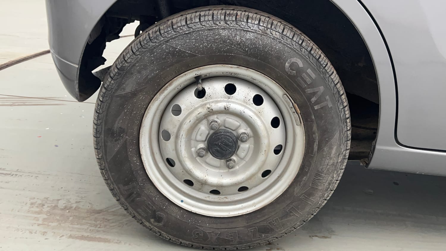 Used 2013 Maruti Suzuki Wagon R LXI Petrol Manual tyres RIGHT REAR TYRE RIM VIEW