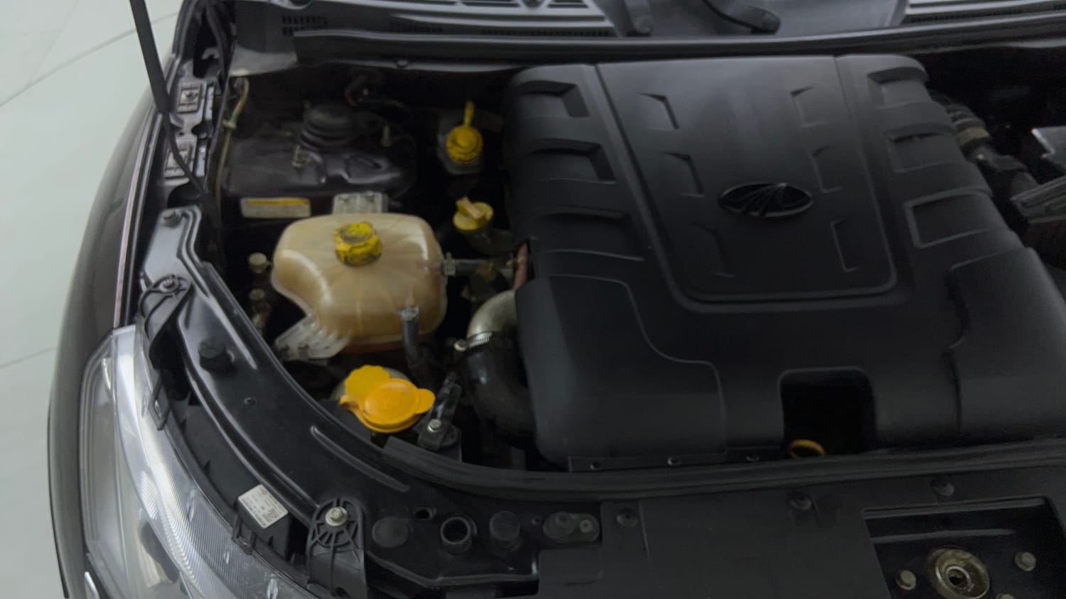 Used 2018 Mahindra XUV500 W9 Diesel Manual engine ENGINE RIGHT SIDE VIEW