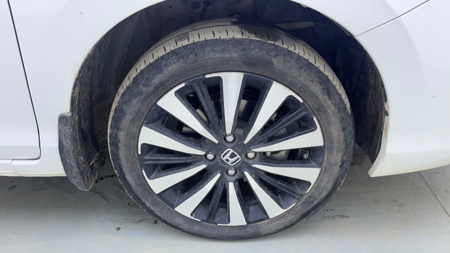 Used 2024 Honda City ZX Petrol CVT Hybrid Automatic tyres RIGHT FRONT TYRE RIM VIEW