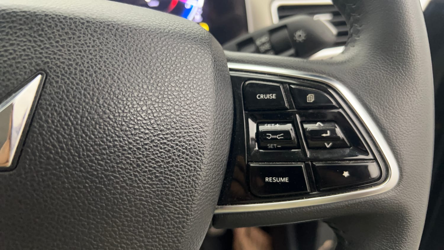 Used 2022 Mahindra XUV700 AX 7 Diesel AT AWD Luxury Pack 7 STR Diesel Automatic top_features Cruise control