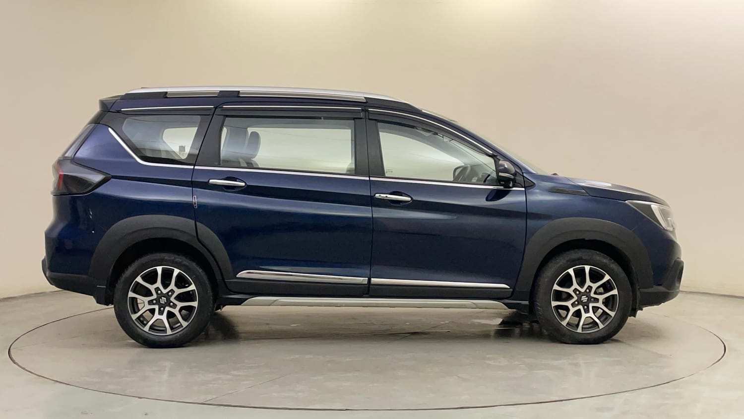 Used 2024 Maruti Suzuki XL6 Zeta MT Petrol Petrol Manual exterior RIGHT SIDE VIEW