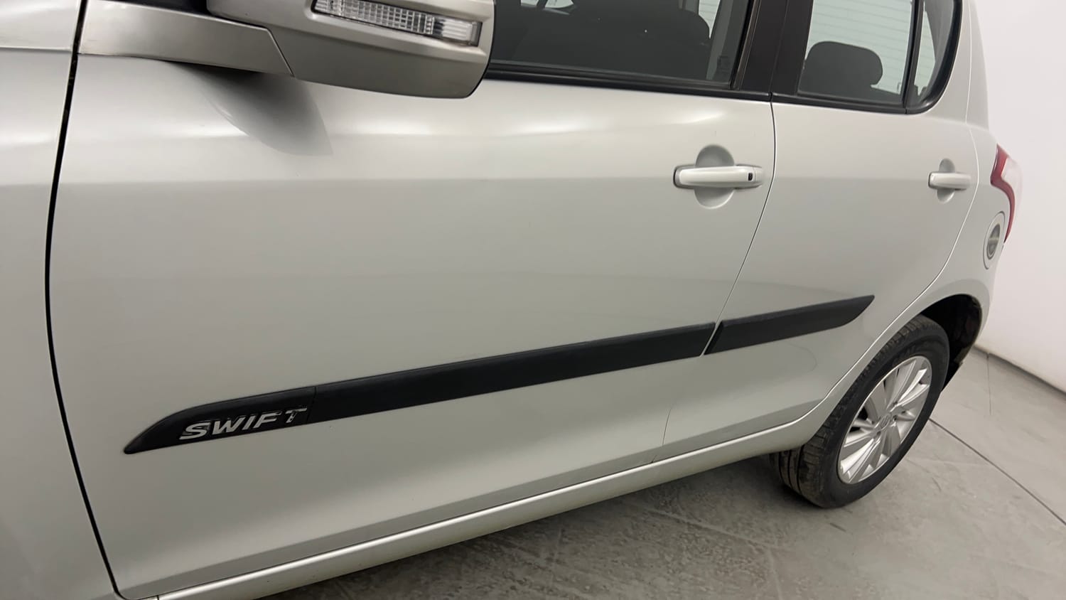 Used 2016 Maruti Suzuki Swift ZXi Petrol Manual dents MINOR SCRATCH