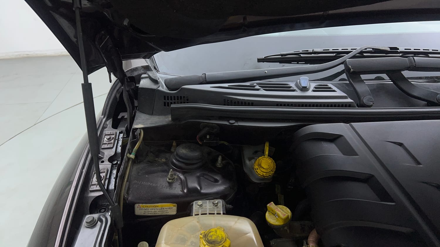 Used 2018 Mahindra XUV500 W9 Diesel Manual engine ENGINE RIGHT SIDE HINGE & APRON VIEW