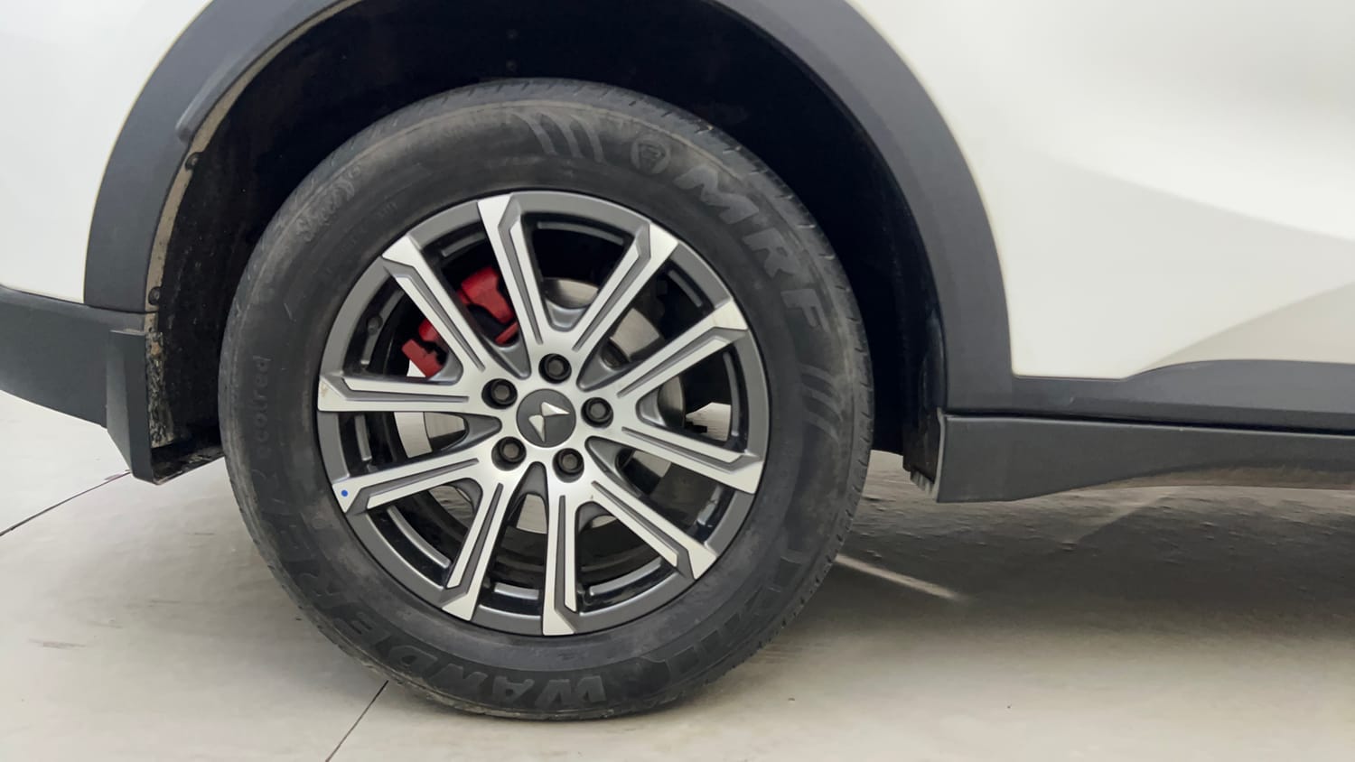 Used 2024 Mahindra XUV700 AX 7 Petrol AT 7 STR Petrol Automatic tyres RIGHT REAR TYRE RIM VIEW