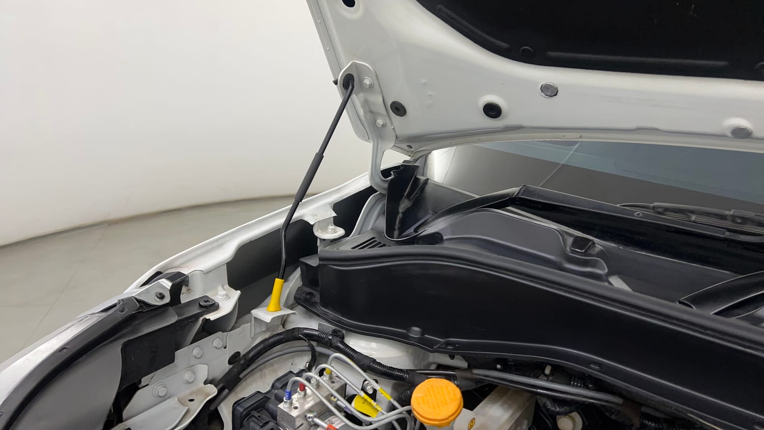 Used 2025 Tata Punch Creative Plus AMT Petrol Automatic engine ENGINE RIGHT SIDE HINGE & APRON VIEW