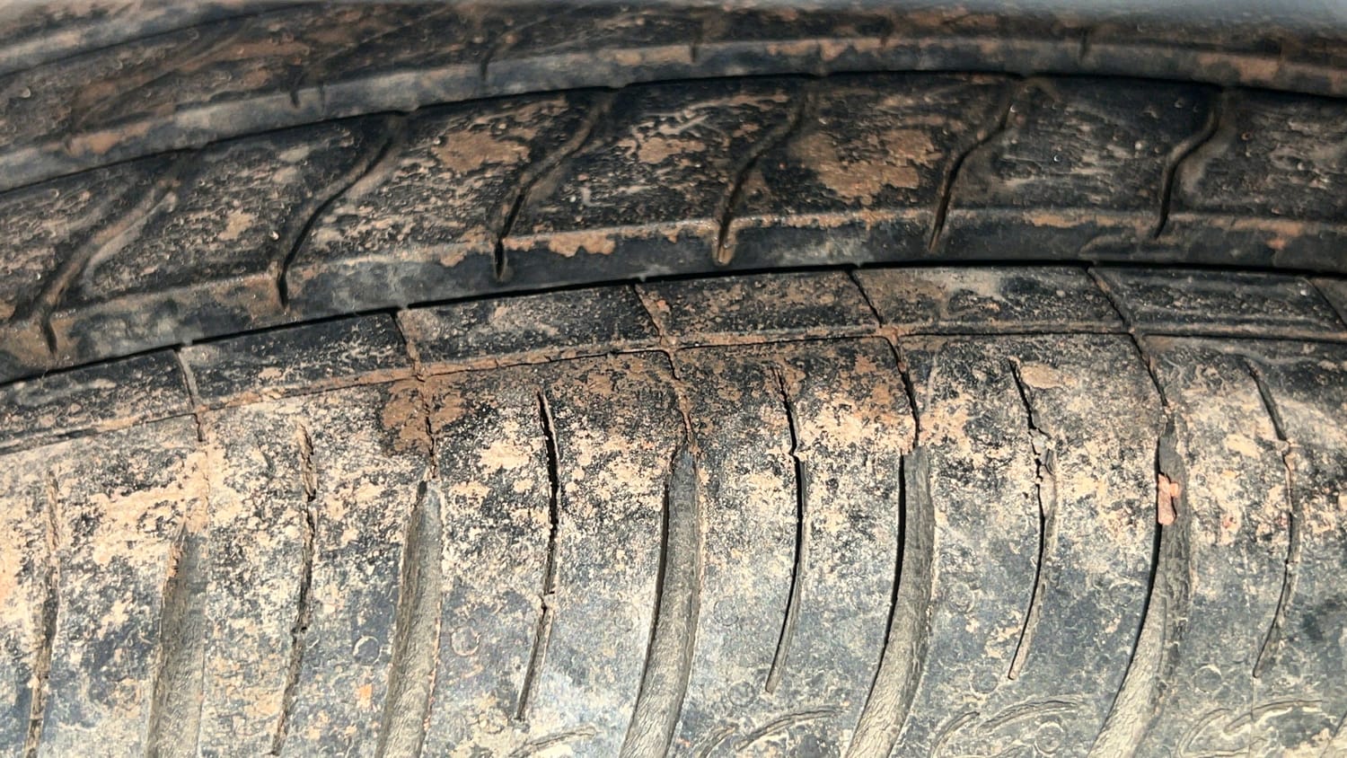 Used 2023 Kia Sonet GTX Plus 1.0 DCT Petrol Automatic tyres RIGHT REAR TYRE TREAD VIEW
