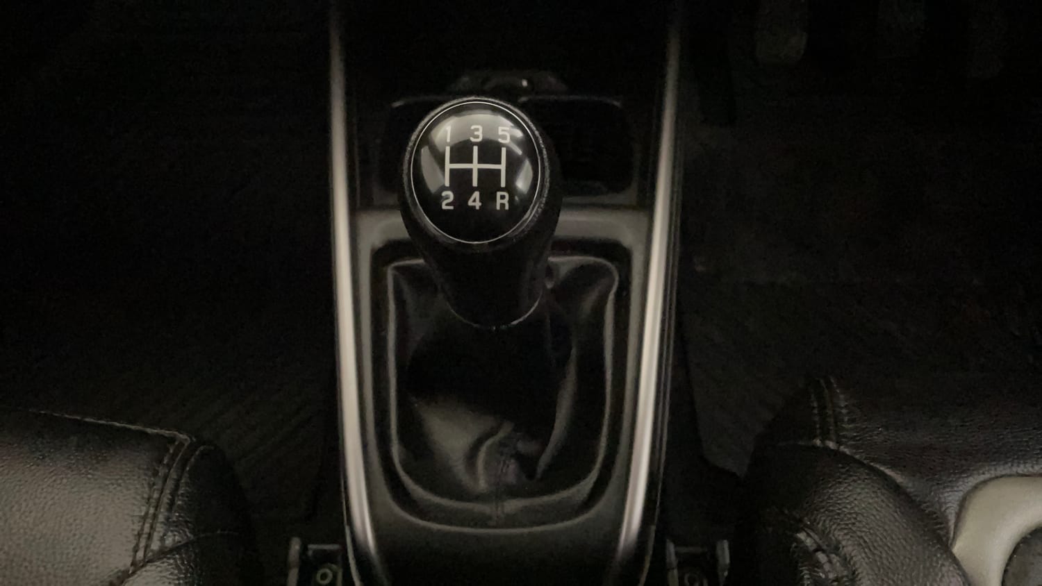 Used 2024 Maruti Suzuki XL6 Zeta MT Petrol Petrol Manual interior GEAR  KNOB VIEW